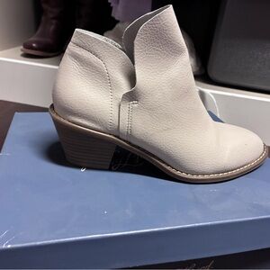 Universal Thread Cream Ankle Booties with Low Stacked Heel